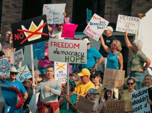 Clamorous crowd dominates first Kansas U.S. Senate debate between Marshall, Hamilton — Politics coverage by US Daily Tribu...