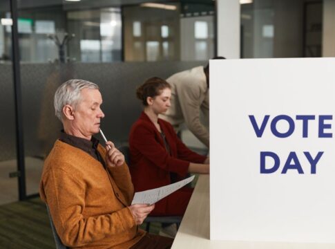 What our final poll before Election Day says about midterms and Trump — Politics coverage by US Daily Tribune. Photo: Edmo...