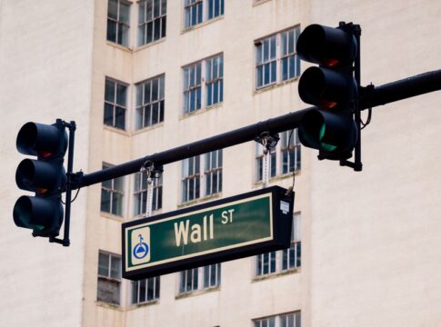 Wall Street ends higher as Fed holds key rate steady, focus turns to earnings — Economy coverage by US Daily Tribune. Phot...